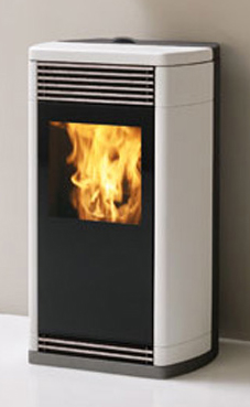 EDILKAMIN FLEXA  CERAMICA de 8 Kw. Doble puerta, la externa de las cuales es de cristal serigrafiado negro. Fuego de fundición.Panel sinóptico reclinable en el top. Top y laterales de cerámica blanco opaco o cerámica roja.