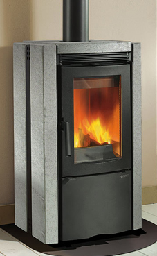 NORDICA-EXTRAFLAME ESTER 7,5 Kw.(piedra natural) Revestimiento exterior de piedra natural  Puertas de hierro fundido Cristal ceramico que resiste hasta 750°