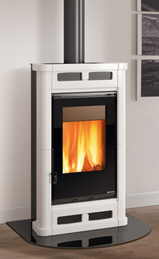 NORDICA-EXTRAFLAME FLO 8 Kw. (blanca infinity) Revestimiento exterior de mayólica  Cajón de cenizas extraíble  Revestimiento interior del hogar de fundición y ironker con post combustión  Puerta y rejilla de hierro fundido  Hogar con llama vertical