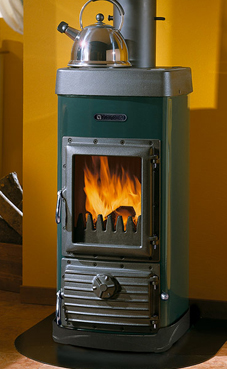 NORDICA-EXTRAFLAME MAX 6 Kw.(negro antracita o verde) Revestimiento exterior de acero esmaltado (mate) Puertas y cabezal de hierro fundido  Abertura acordeón de la puerta Sacude-rejilla accionable desde el exterior