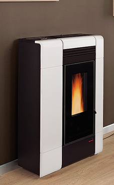 NORDICA-EXTRAFLAME ILENIA 2,4-8 kW Canalizada - Revestimiento en cerámica - Ventilación forzada - Hogar en fundición extraíble - Intercambiador de calor con sistema de limpieza manual Colores: Blanco , negro brillante, y burdeos.