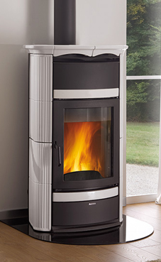 NORDICA-EXTRAFLAME NORMA CLASSIC S IDRO D.S.A. 19,5 Kw Revestimiento exterior de mayólica.  Base y puerta de hierro fundido.  Revestimiento interno del hogar de acero.  Hogar con llama vertical. Colores: blanca infinity y burdeos.